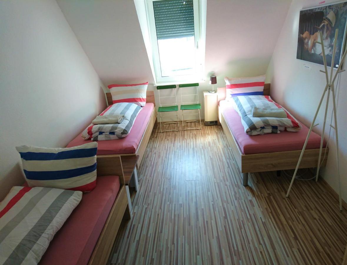 Nest City - Not A Hotel, Private Room With Shared Showers, No Parking, Breakfast, Or Kitchen, Towels Available For A Fee, Check-In 4 Pm To 11 Pm Konstanz Luaran gambar